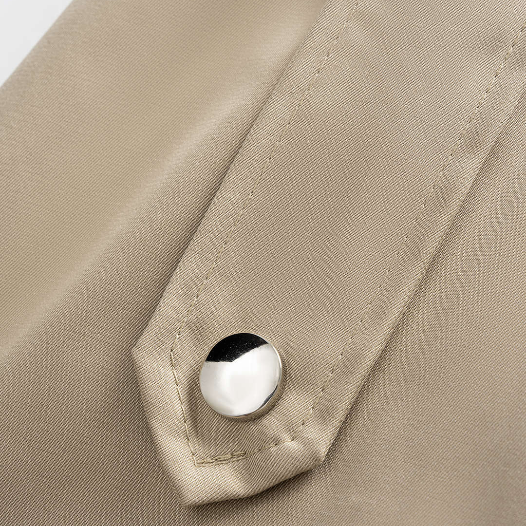 Khaki jacka med avtagbar huva, snedskuren krage och dragsko i midjan i lös passform för dam