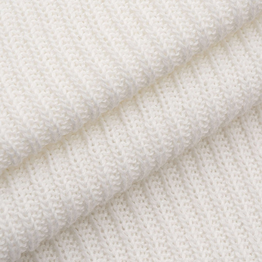 Vit asymmetrisk stickad midiklänning med volangdetaljer och figurnära siluett