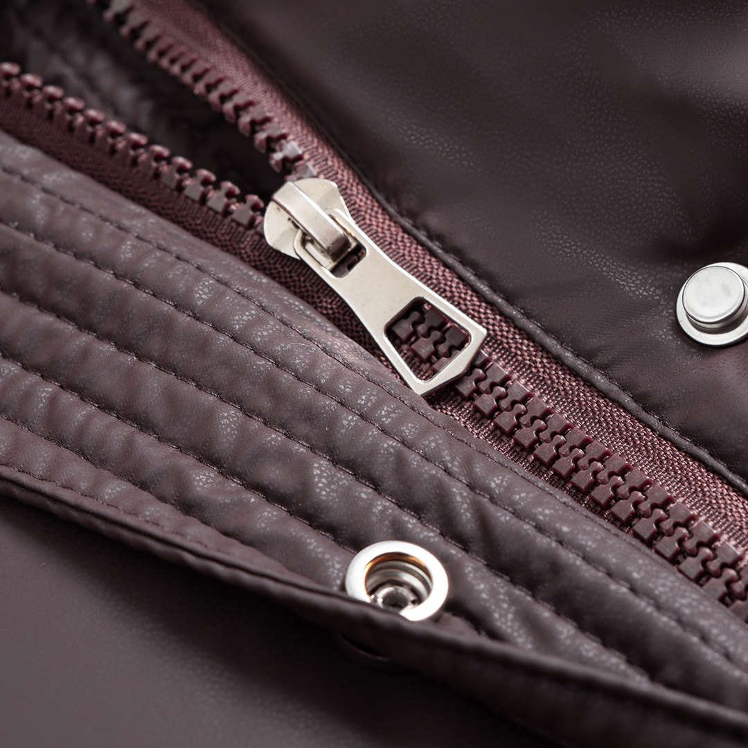 Kaffe kort vadderad jacka i matt material med ståkrage och tryckknappar