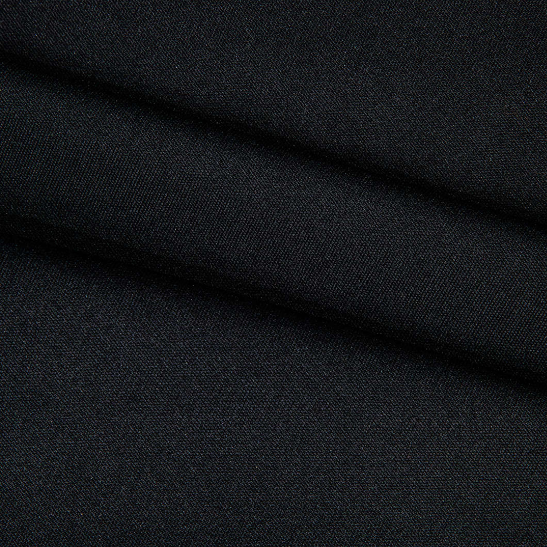 Axelbandslös svart långklänning i stretchjersey med figurnära silhuett och utsvängd nederdel