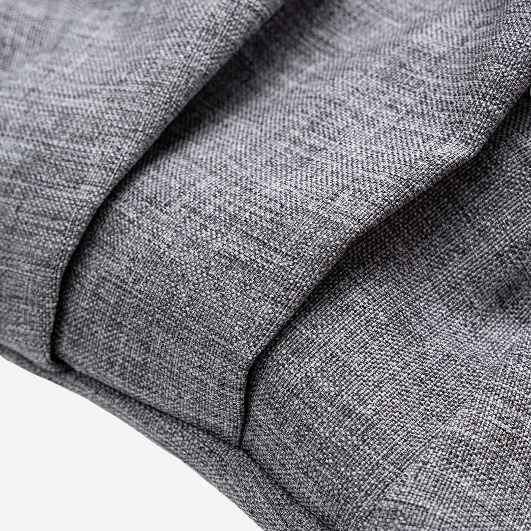 Ljusgrå ärmlös omlottopp i vävt tyg med draperad midja och asymmetrisk fåll