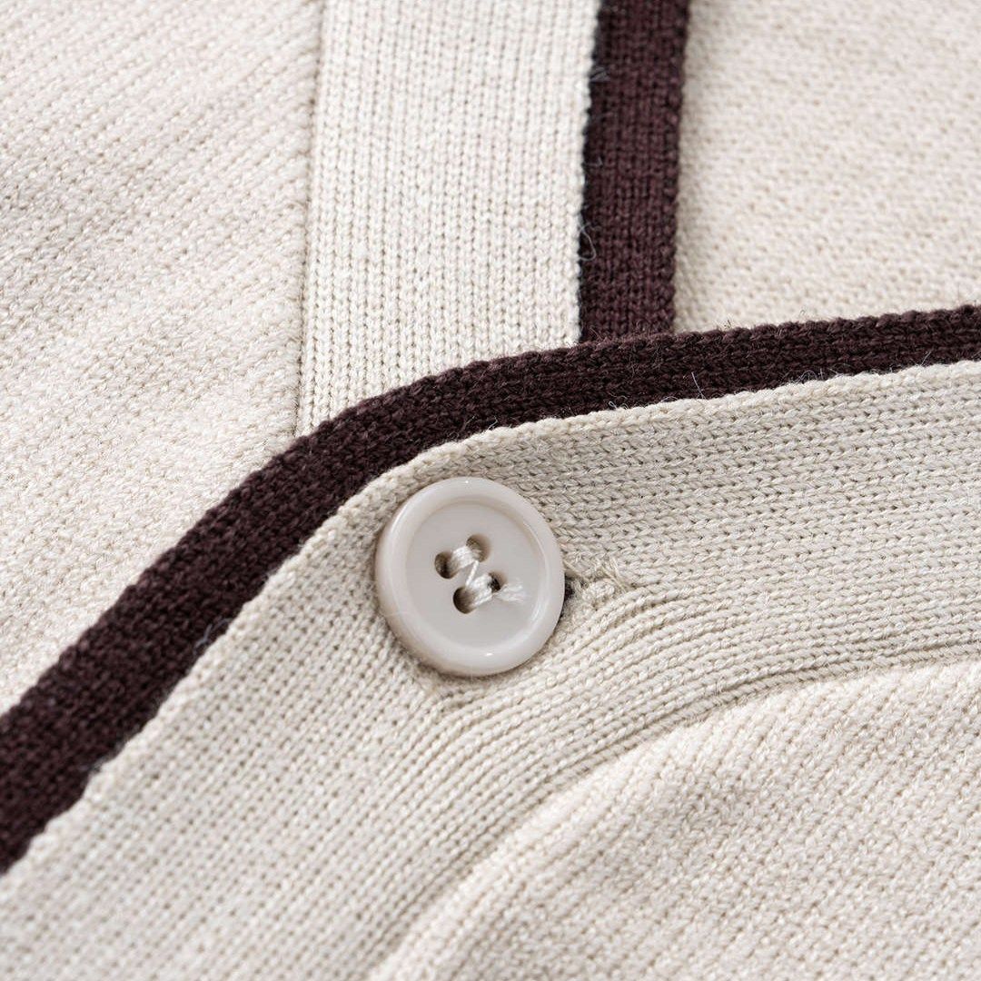 Vit V-ringad stickad cardigan med kontrastkant och knäppning framtill