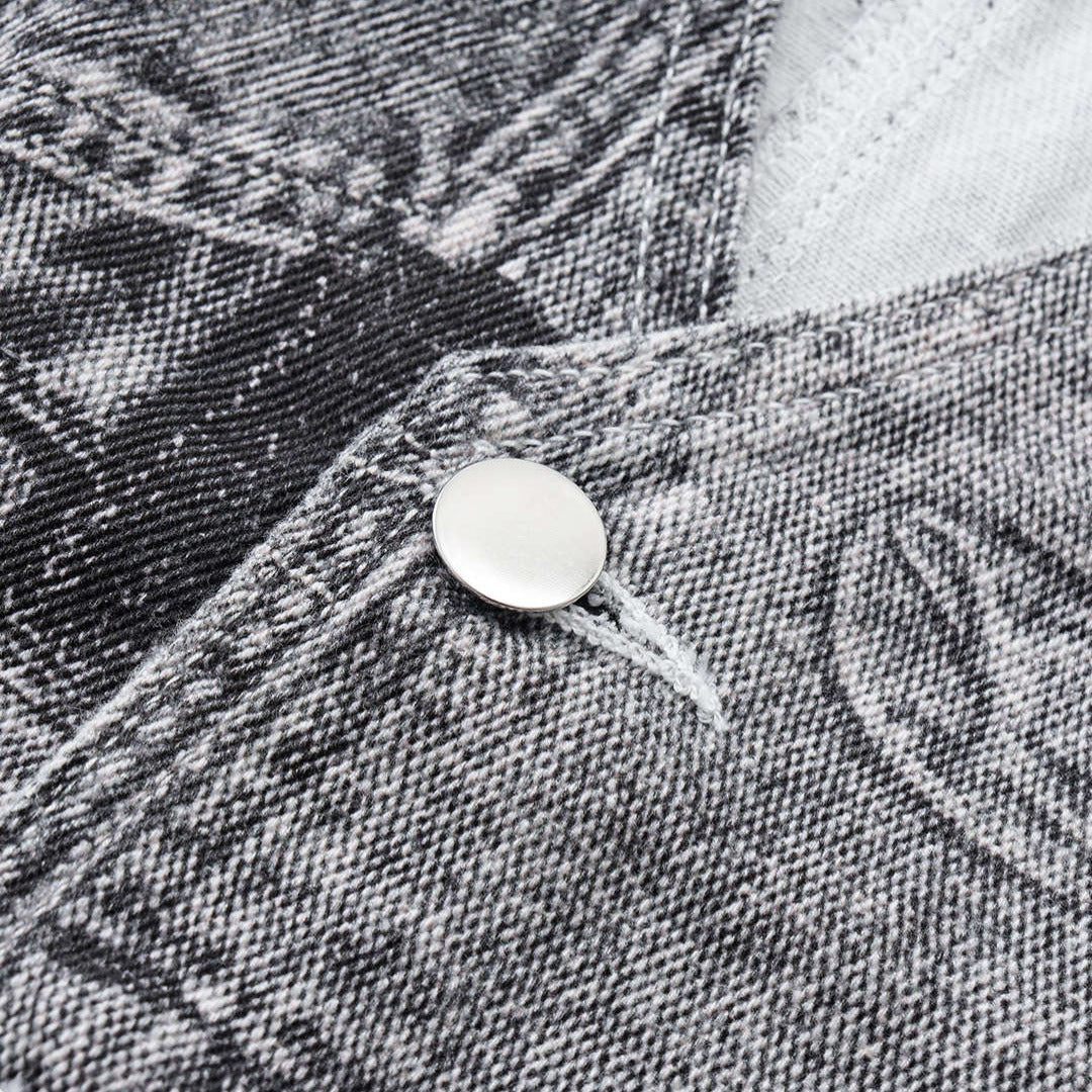 Jacquardväst i denimlook med unik tryckdesign och knappstängning