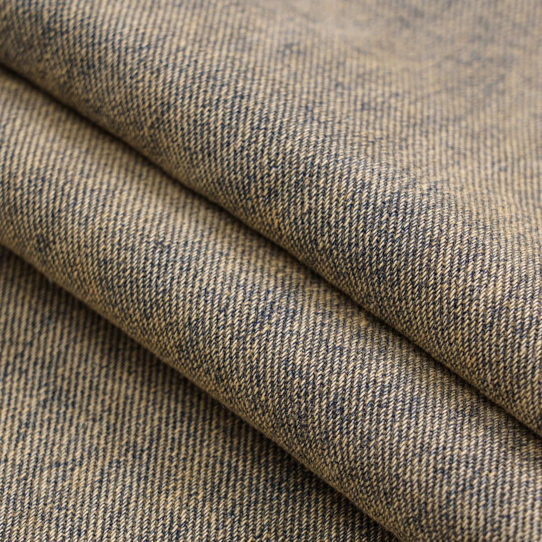 Distressed denimjeans med asymmetriskt shortsöverlägg, rå tvätt och överdrivna slitningar i kraftig bomullsblandning