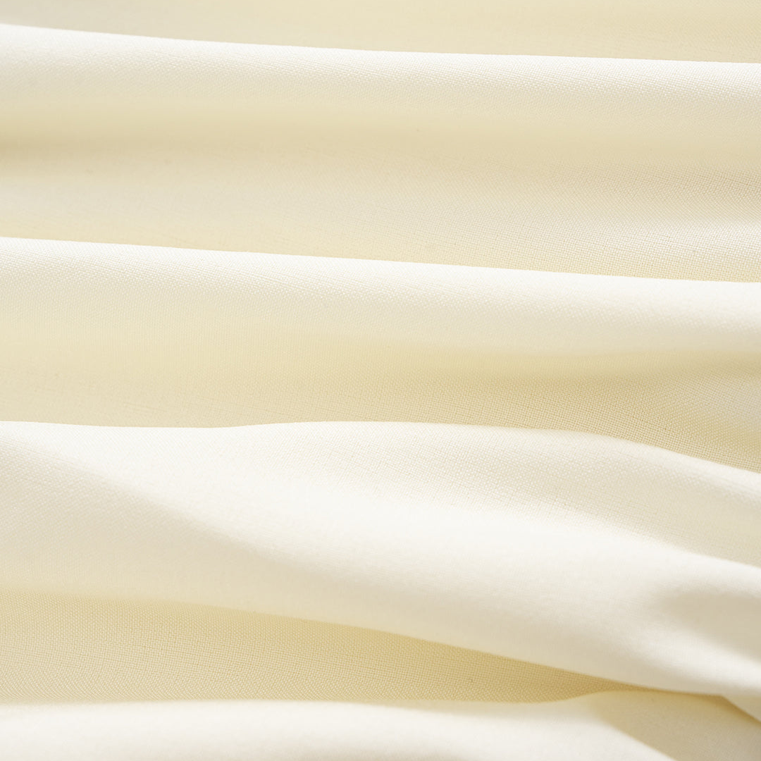 Midiklänning vit figurnära med smala axelband rynkad design och svarta rosetter fram