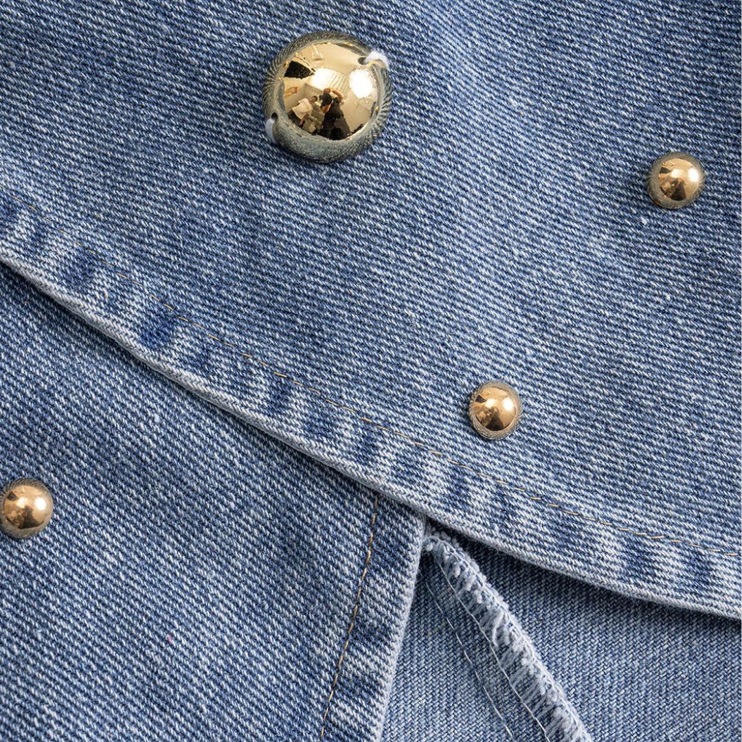 Blå kort jeansjacka i blå denim med volymärmar och guldnitar för dam