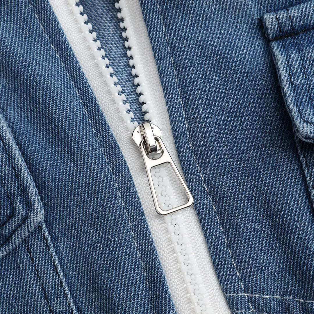 Vit sportjacka med denimöverdel i tvådelad design och dragkedja