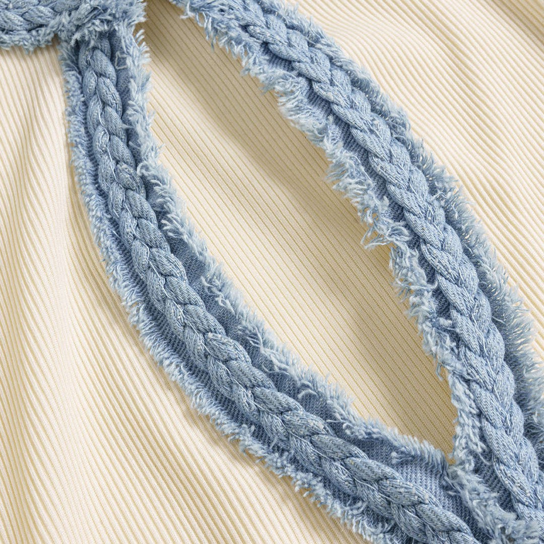 Ärmlös ribbad midiklänning i offwhite med blå denimdetaljer och stretch