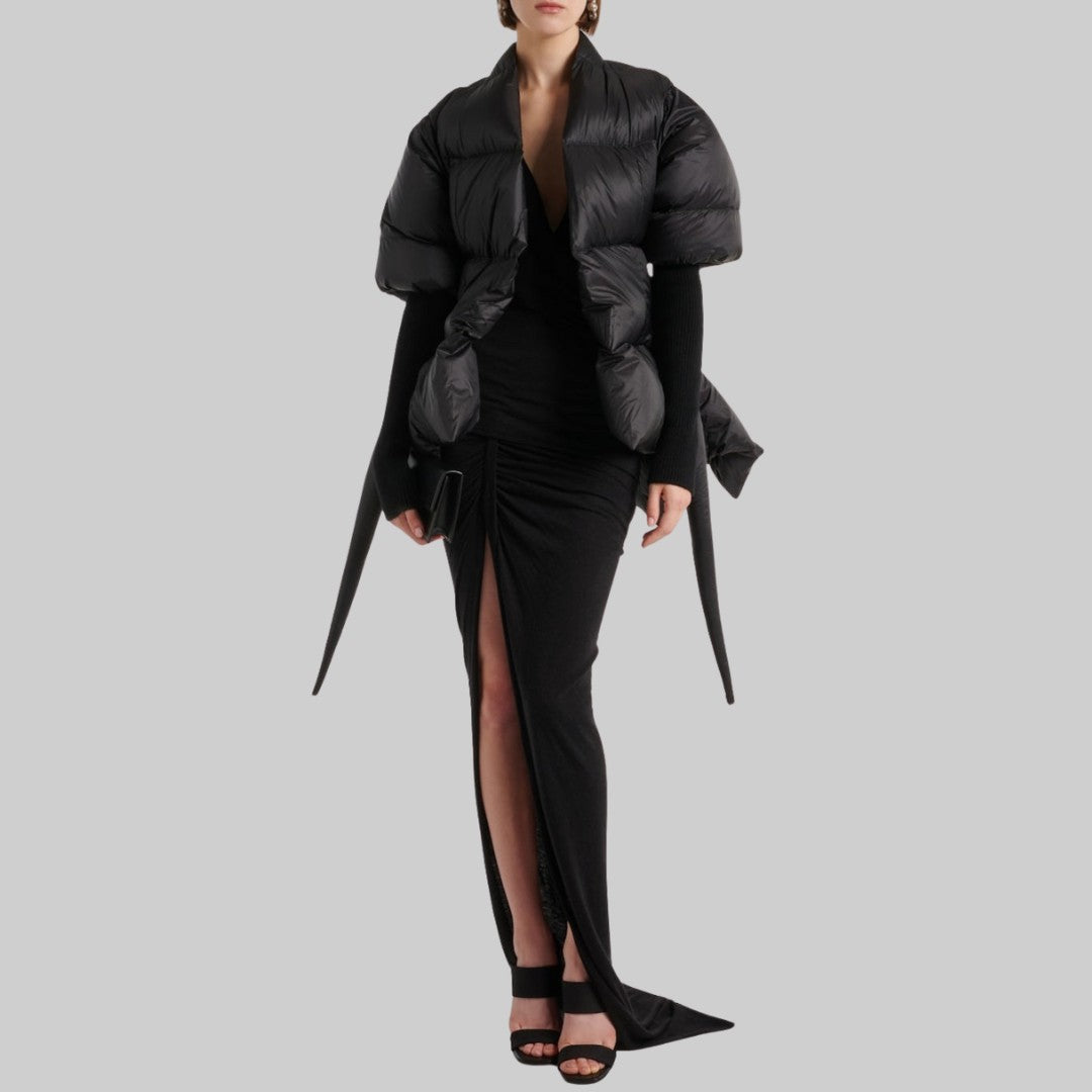 Vadderad omlottjacka med skärp och puffärmar med stickade muddar