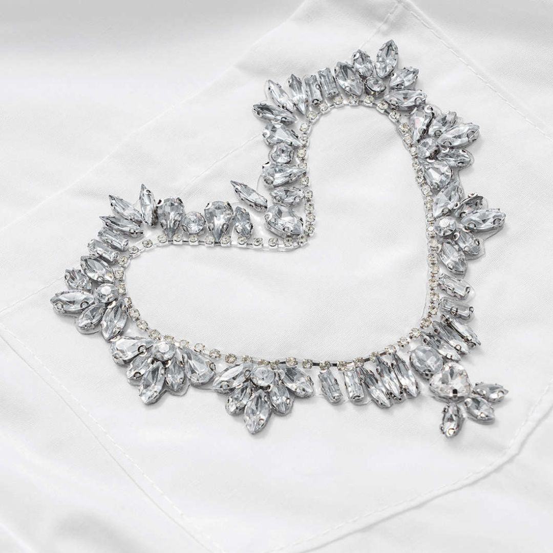 Vit kort skjortblus med hjärtformad kristalldekor och elastisk midja