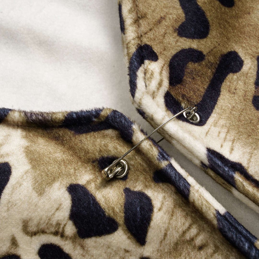 Ärmlös väst i leopardmönstrat ylletyg med säkerhetsnålstängning