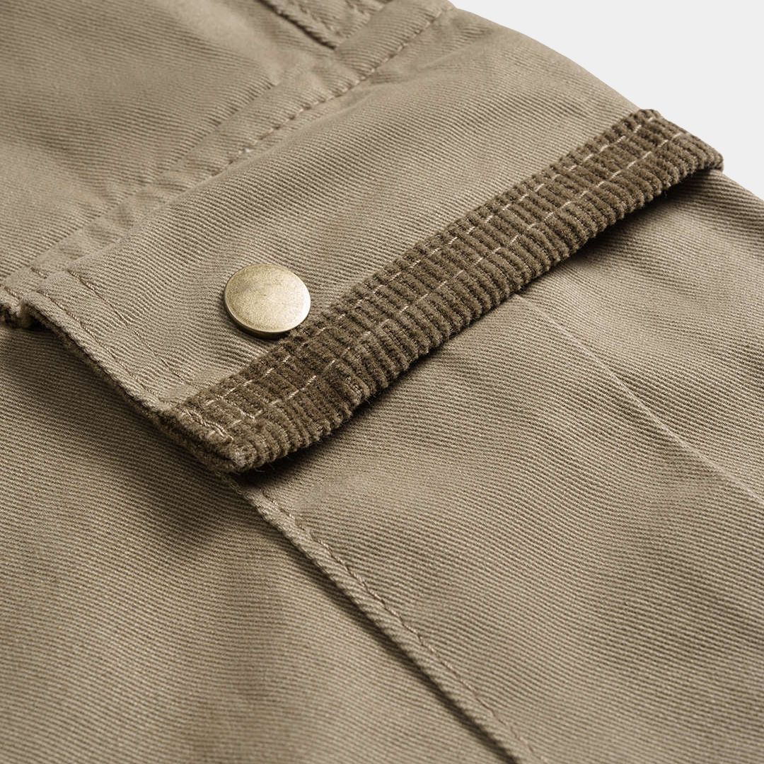 Beige cargobyxa i kraftig tvättad denim med vida ben, förstärkta knän och kontrastdetaljer i manchester