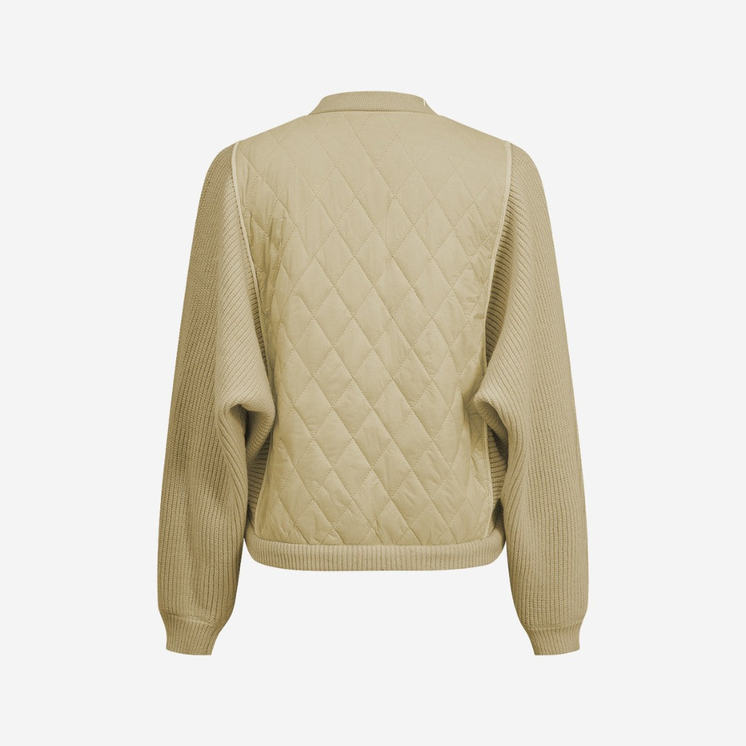 Stickad kofta med quiltade paneler och dragkedja framtill