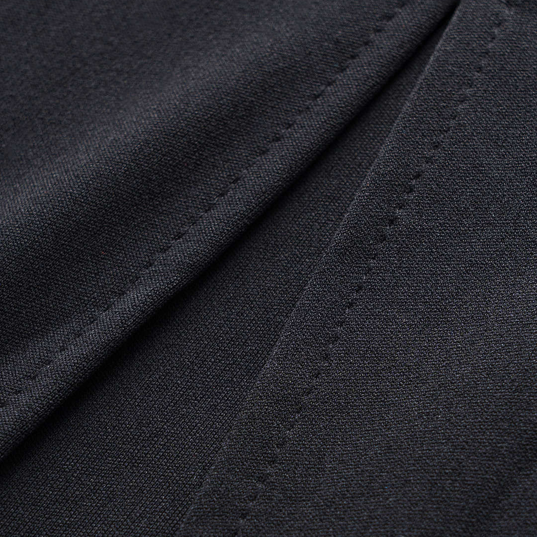 Svart asymmetrisk midiklänning i jersey med utskuren midja och stor blomapplikation i organza