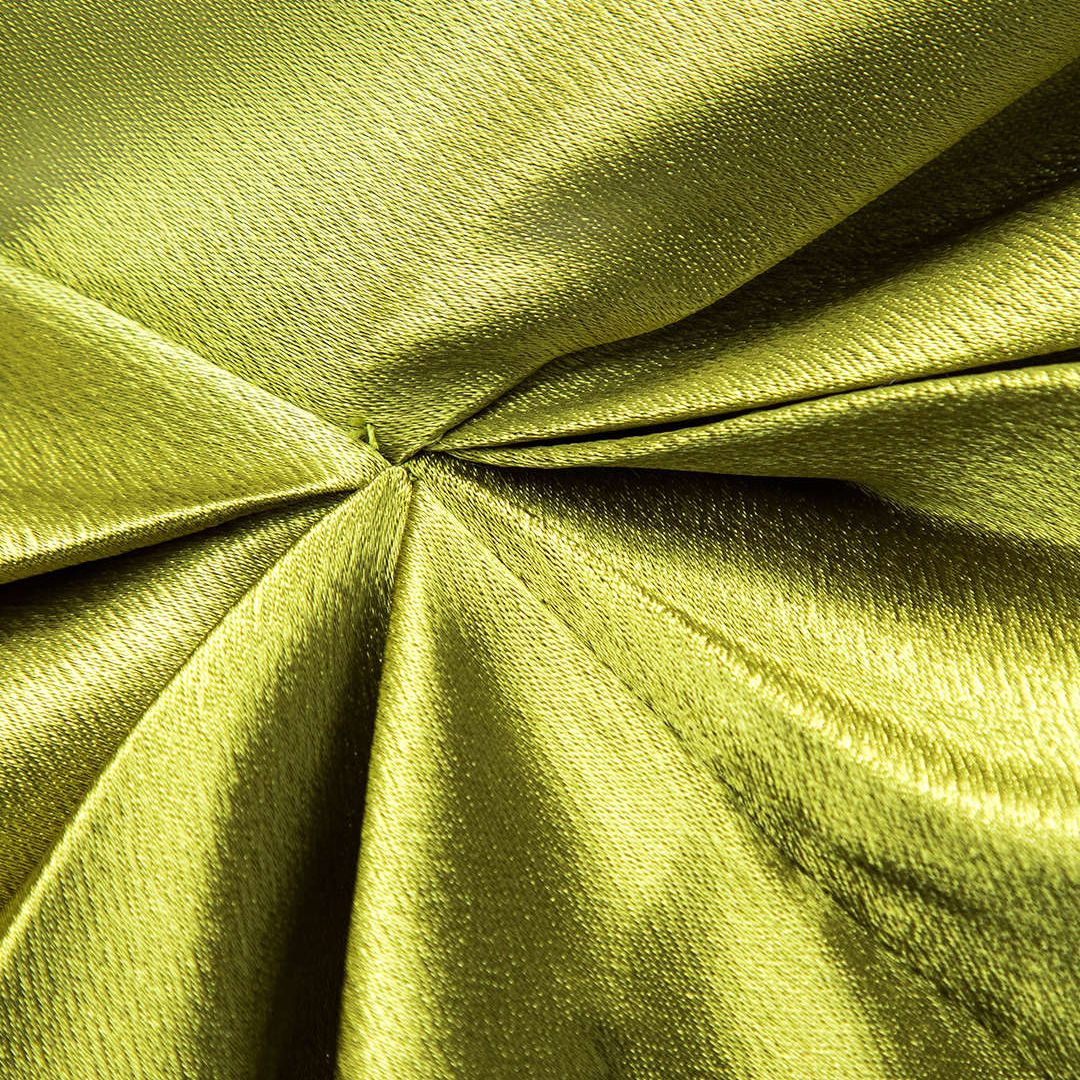 Limegrön figurnära glänsande satintopp med omlottkrage och drapering samt långa ärmar