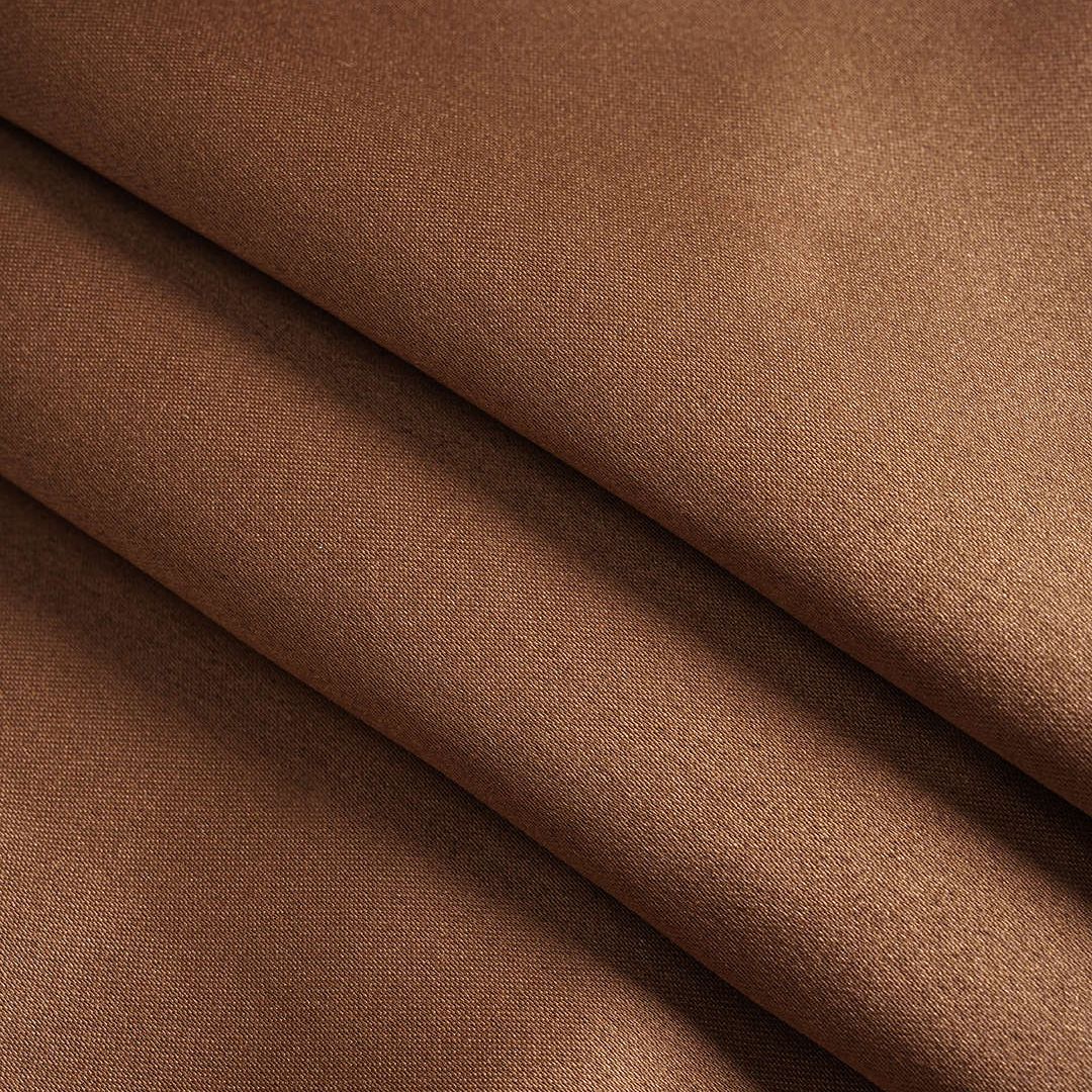 Brun satintopp med puffärmar och dekorativ knappdetalj