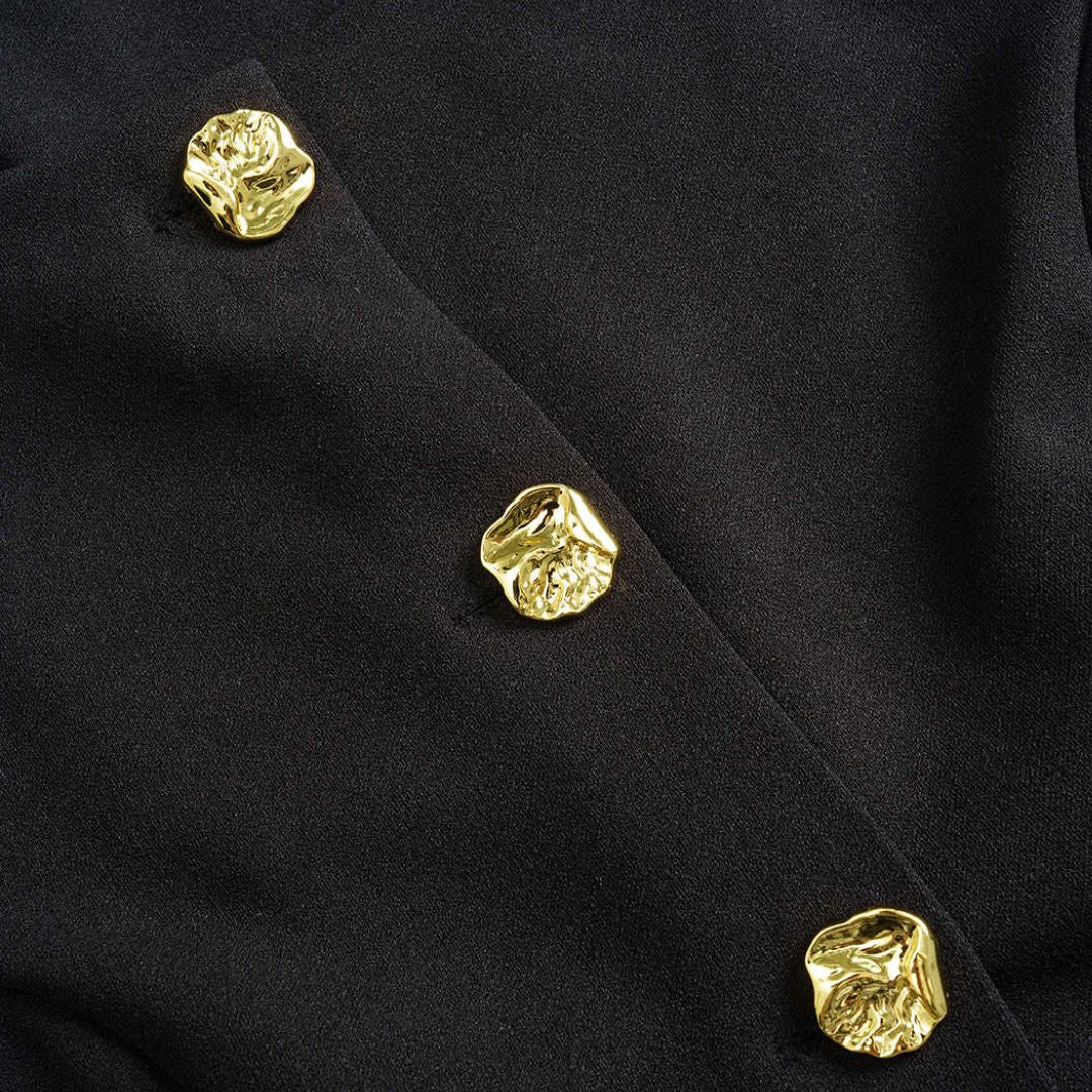 Svart elegant figursydd väst med unika skimrande knappar