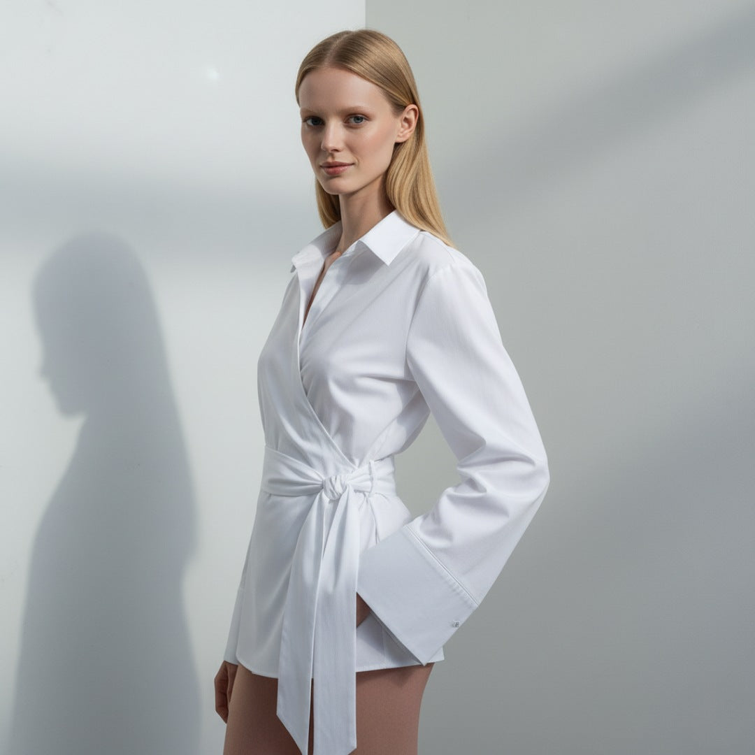 Omslagsblus med V-ringning och vida ärmar