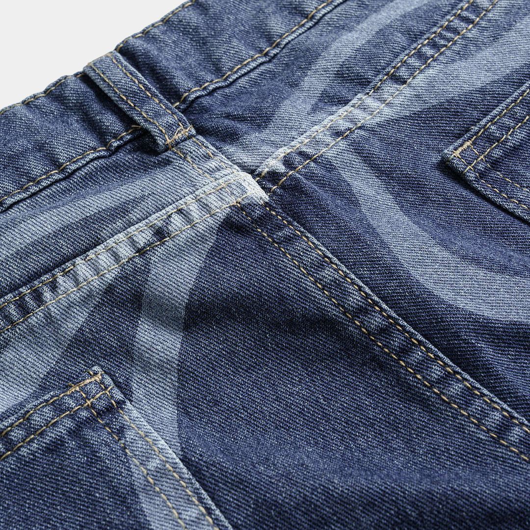 Blå vida jeans med mjukt tvättad finish, markerade slitningar och målad rosettdetalj baktill