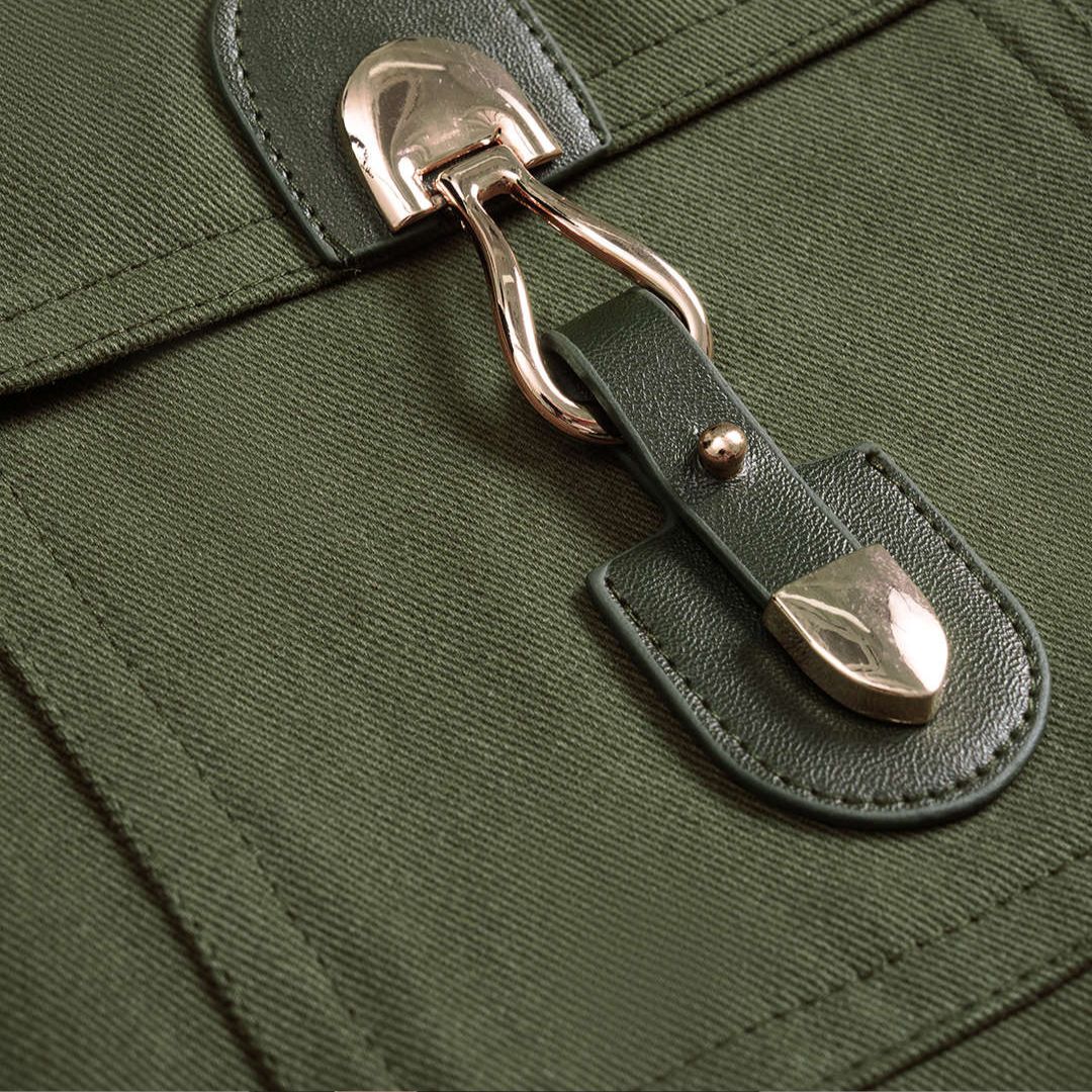 Militärgrön kortärmad skjorttopp i kraftig bomull med metallknappar och dekorativa spännen framtill