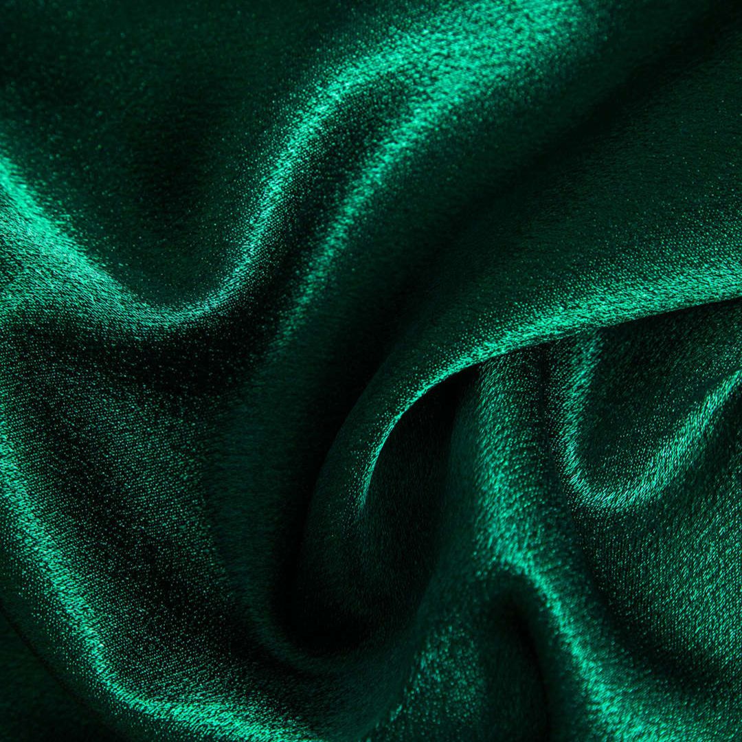 Smaragdgrön satintopp med omlottframsida och långa ärmar