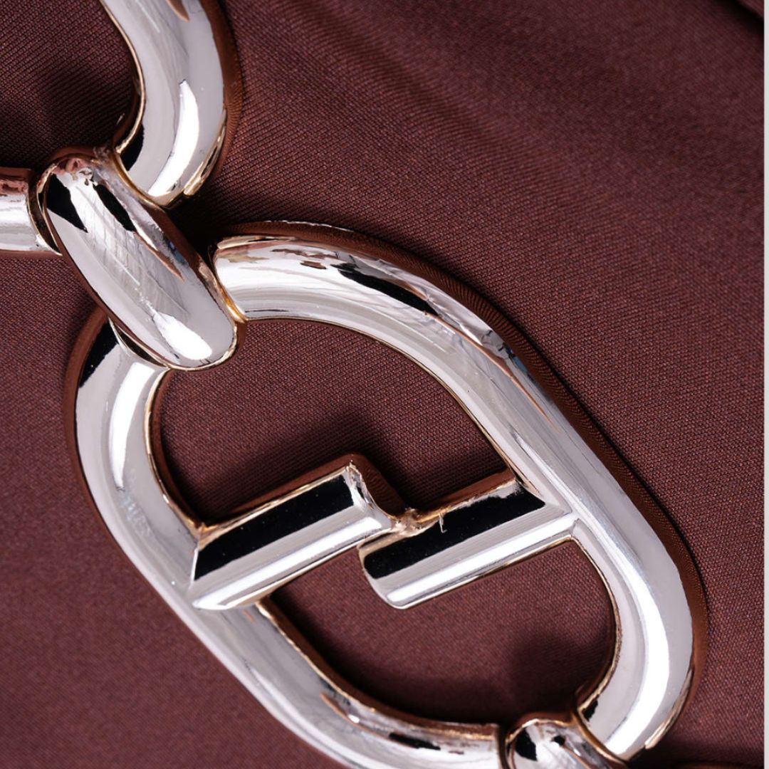 Brun jerseykjolklänning figurnära med draperad design metallbälte ärmlös hög ringning elegant festklänning