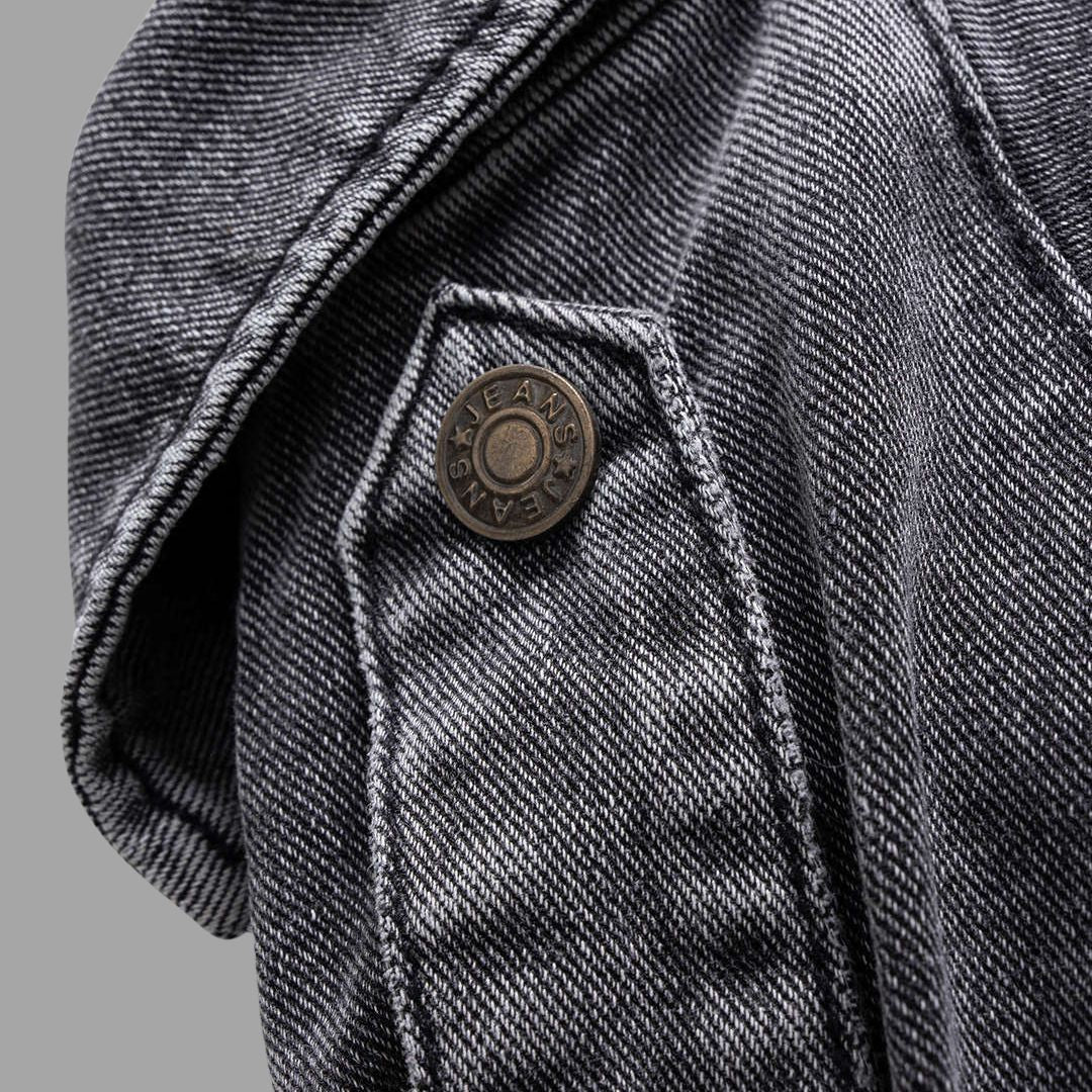 Mörkgrå kort denimjacka med bälte slagkrage och råa fållkanter i tvättad denim