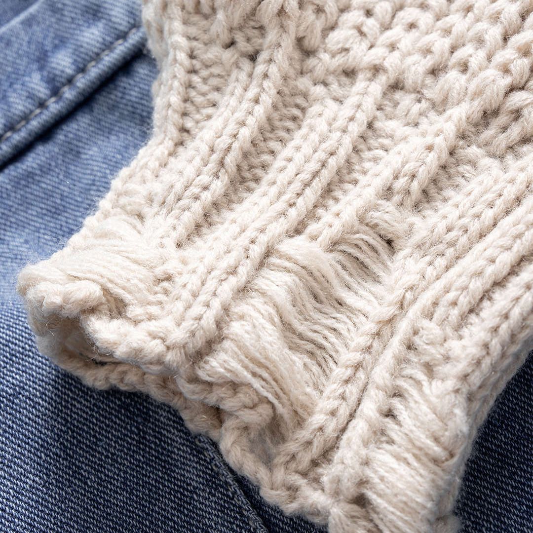 Kort denimjacka med stickade ärmar och bred slagkrage i ljusblå tvättad denim