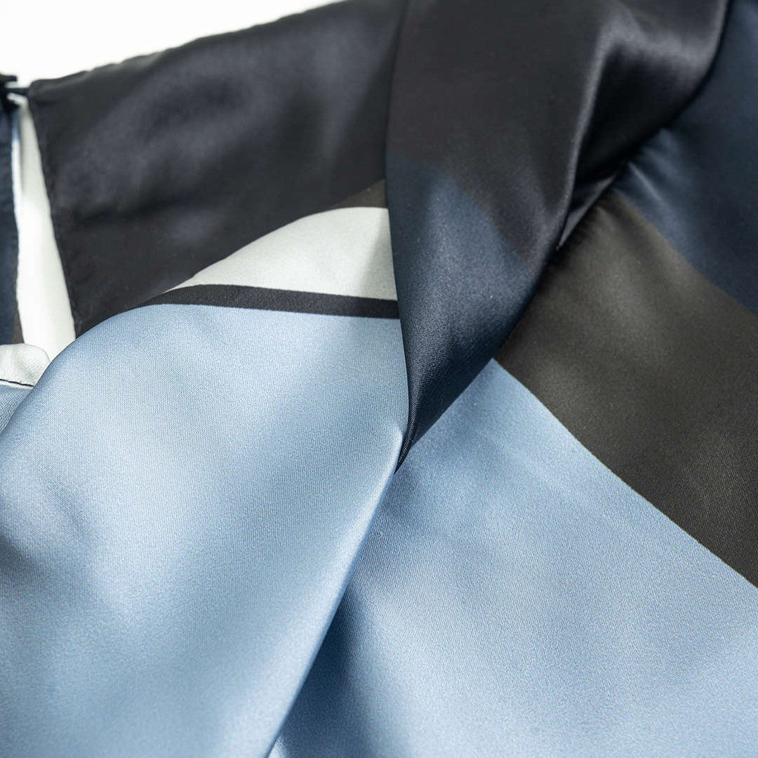 Mönstrad satinklänning med draperad halsringning, figurnära midipassform och utan stretch