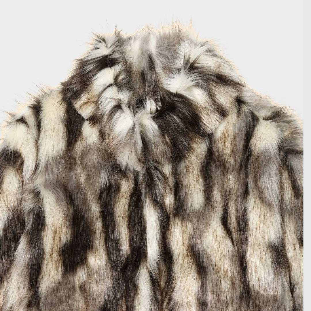 Kort fuskpälsjacka med djurmönster och dold knäppning