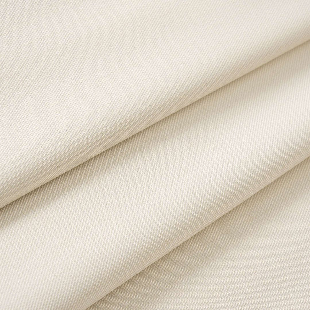 Krämvit midiklänning med svarta spetsdetaljer, smala axelband och figurnära passform