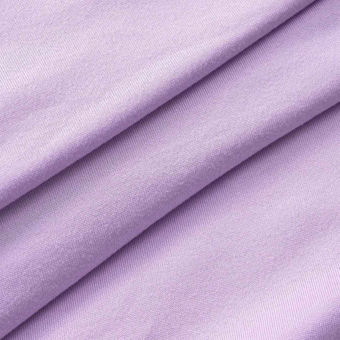 Ljuslila enaxlad maxiklänning i jersey med cut-out midja, draperade detaljer och figurnära siluett