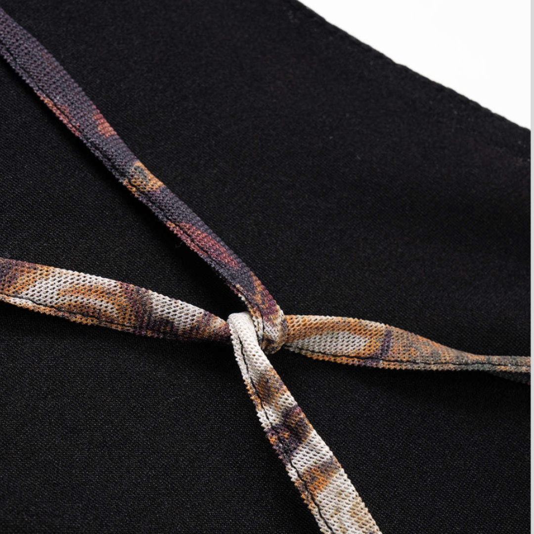 Meshklänning figurnära slim fit med semi transparent tyg unikt tryck ärmlös