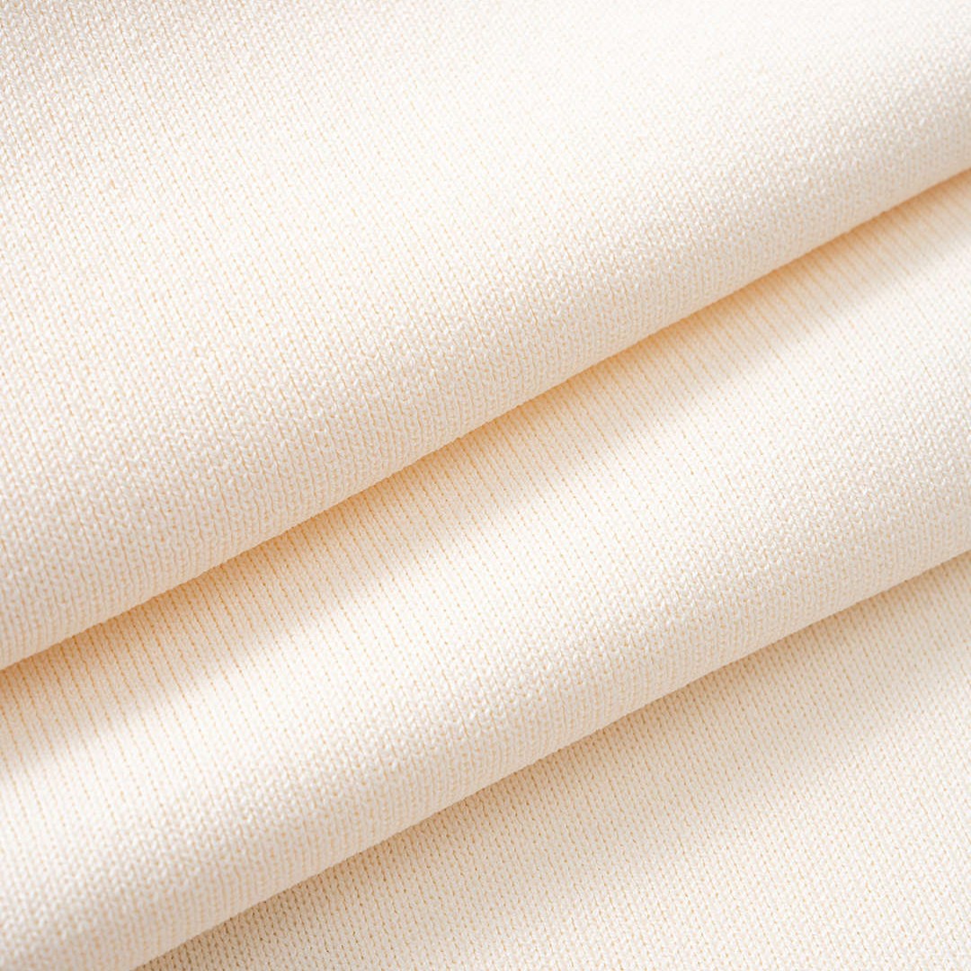 Vit stickad midiklänning med knappar bälte och fickor