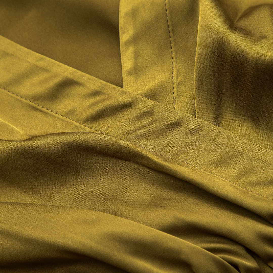 Olivbrun långärmad satintopp med figurnära passform och elegant glans