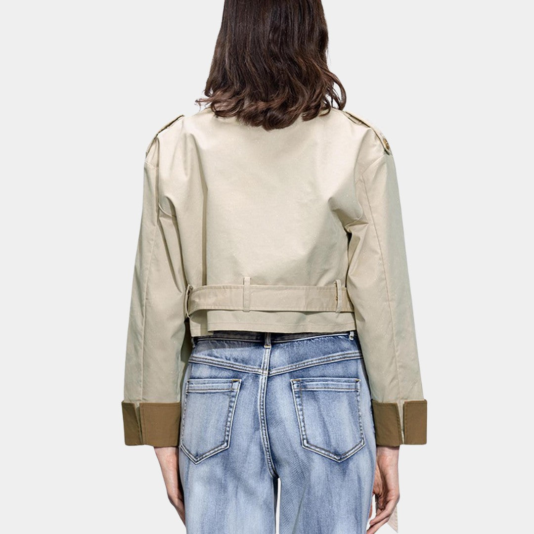 Kort trenchjacka i tvåtonad design med bälte och stormklaff