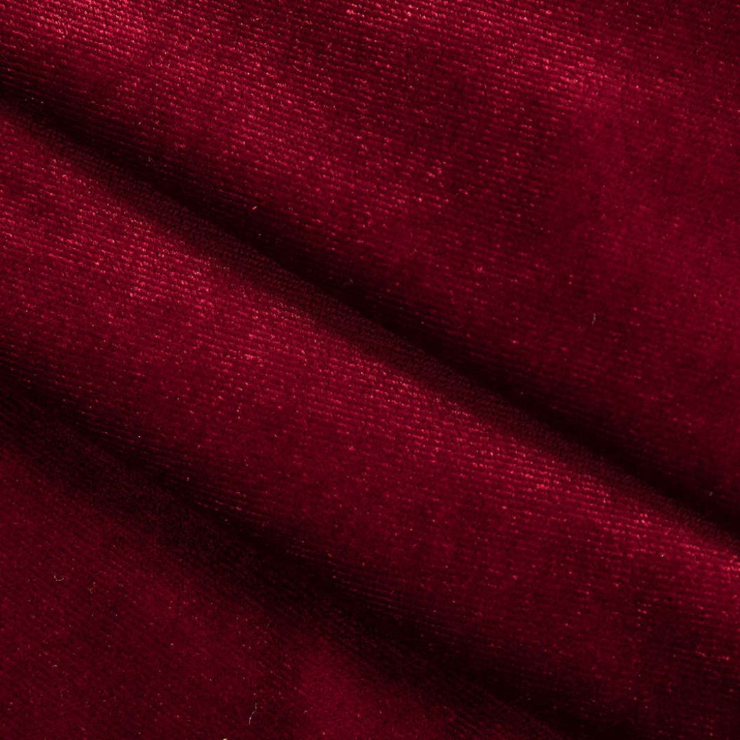 Bourgogne långärmad sammetsklänning med hög halsringning och twistdetalj framtill i figurnära modell