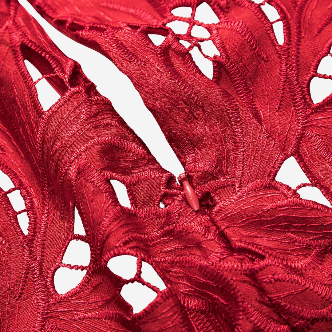 Midilång klänning i röd jacquardspets med figurnära silhuett och dekorativa rosetter vid axelbanden