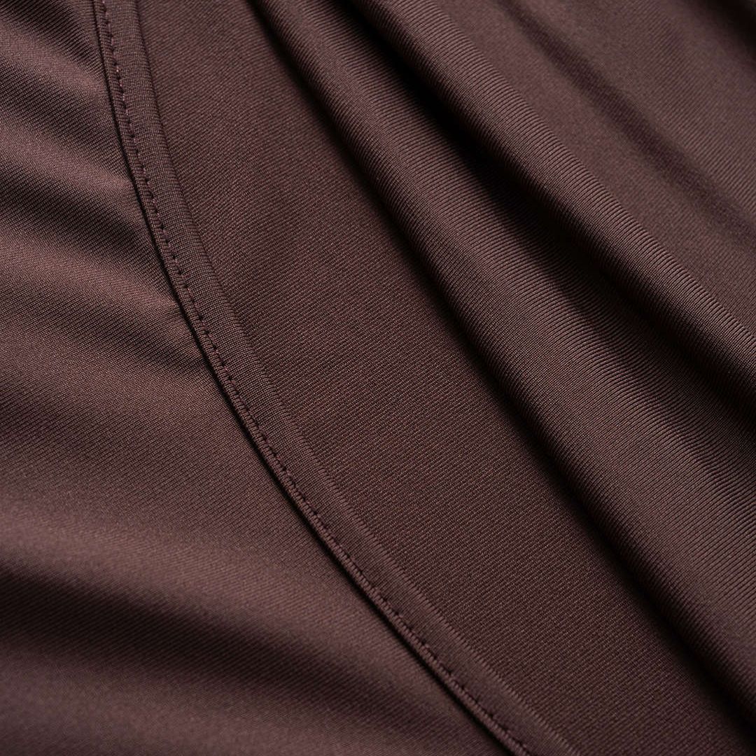 Maxiklänning brun figurnära med kort ärm draperad midja knytband slits asymmetrisk hals