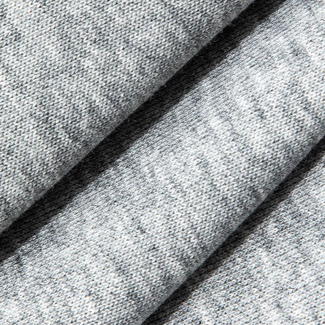 Grå kort huvtröja i melerad grå färg med kontrasterande blå kantdetalj