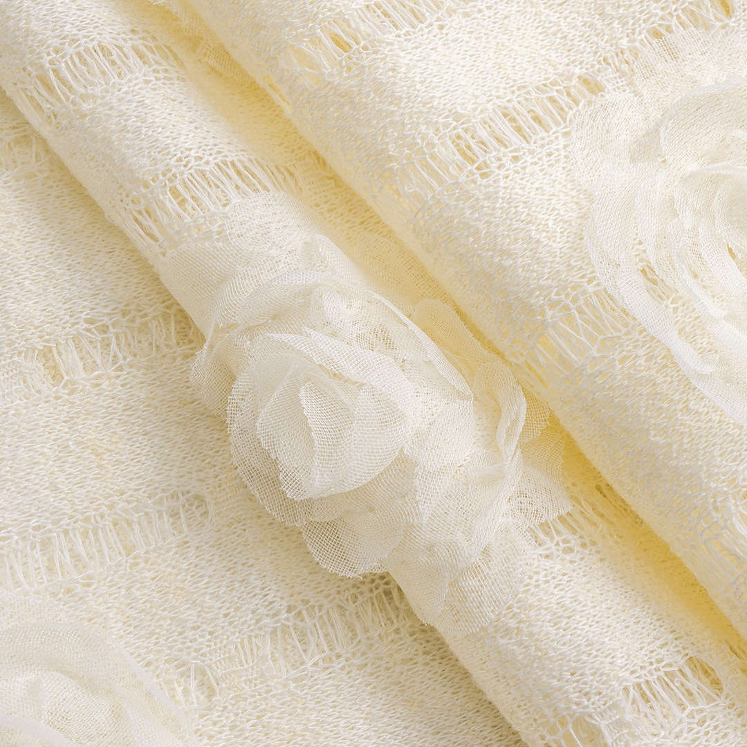 Vit figurnära maxiklänning i semitransparent jersey med rosstruktur och låg stretch