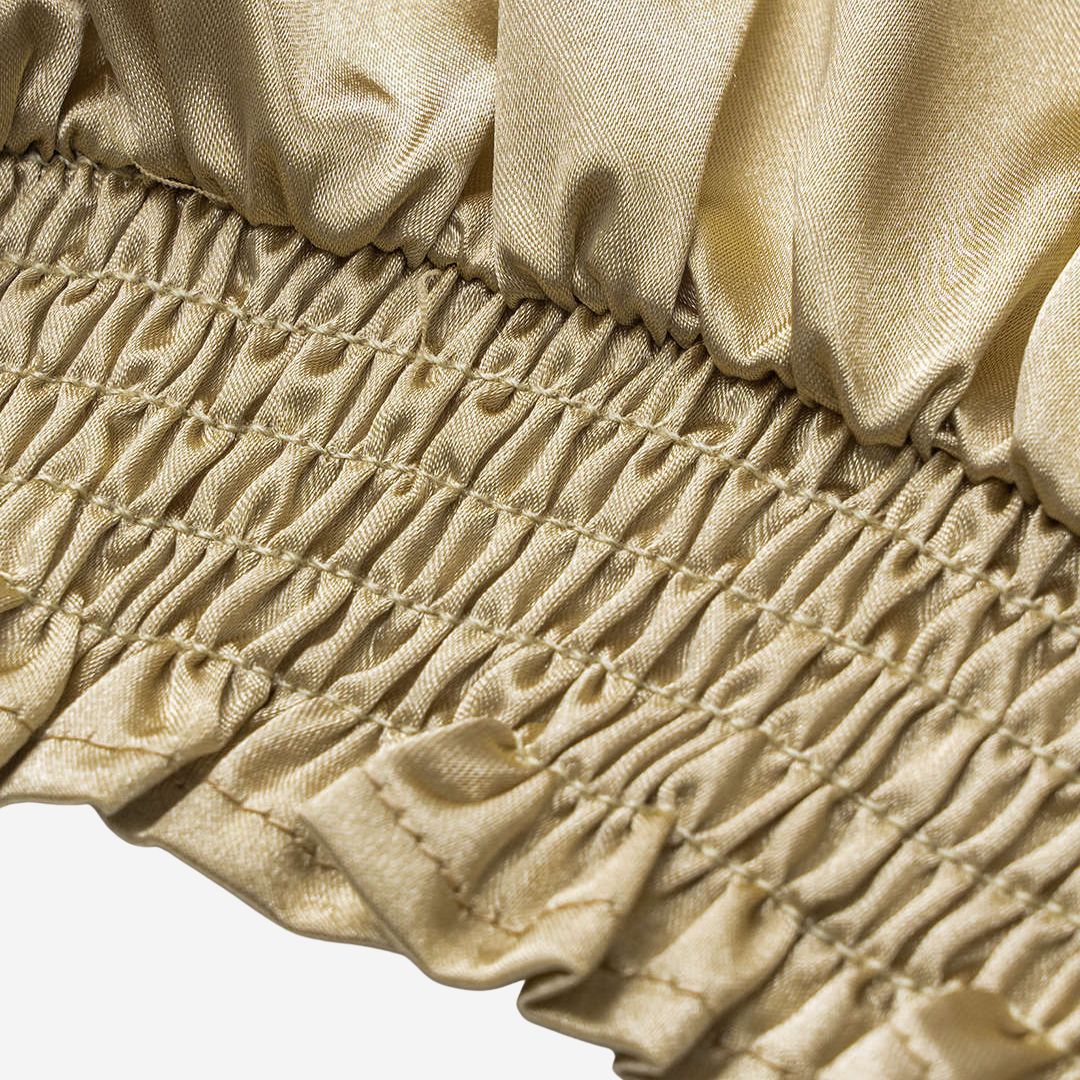 Voluminös satinblus med romantiska volangdetaljer, knytband framtill och smockade ärmslut för en sofistikerad touch