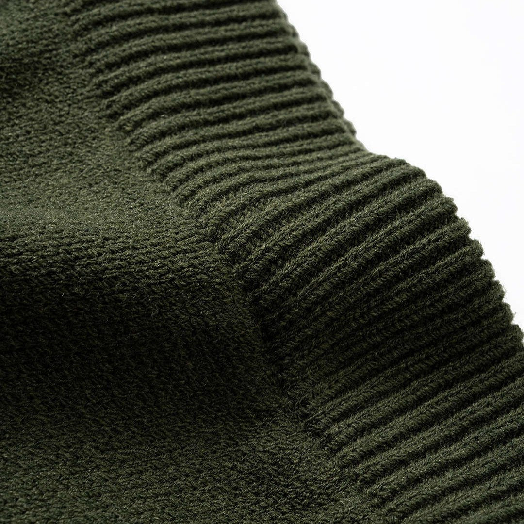 Olivgrön stickad pennkjol med fransad fåll och smal passform