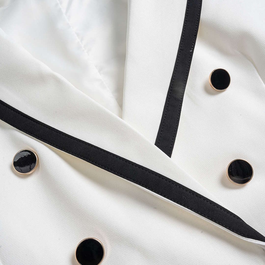 Vit ärmlös skräddarsydd väst i twill med dubbelknäppning och kontrastdetaljer