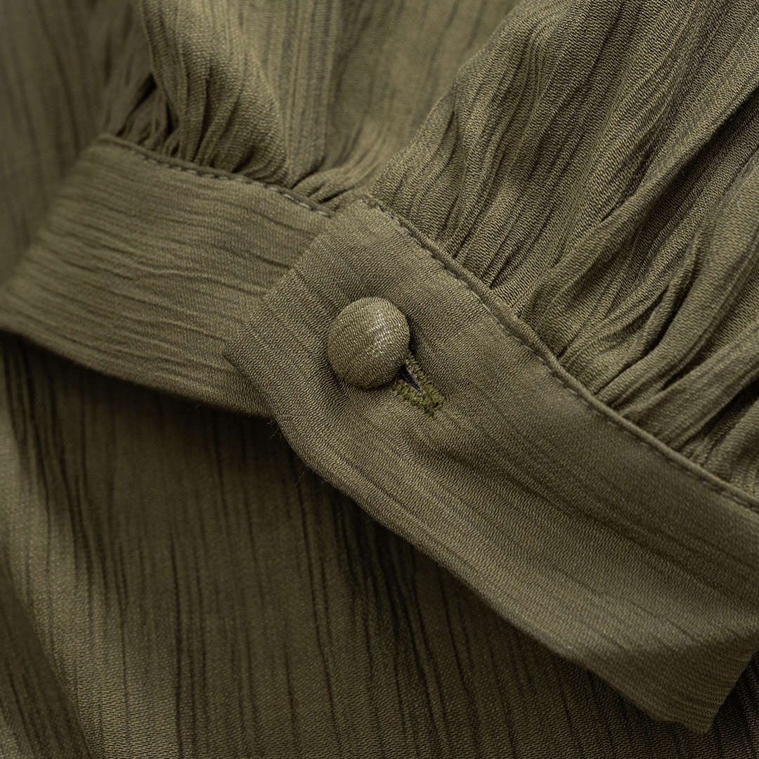 Maxiklänning olivgrön med lång ärm rund hals veckad design figurnära midja