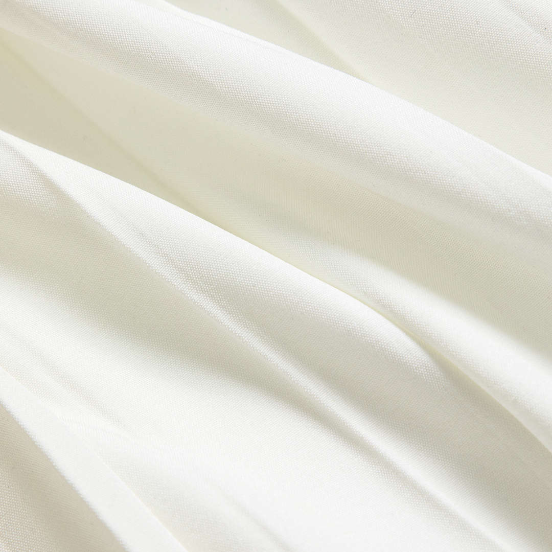 Vit axelbandslös maxiklänning med korsettdetaljer och veckad chiffongkjol i skräddarsydd siluett