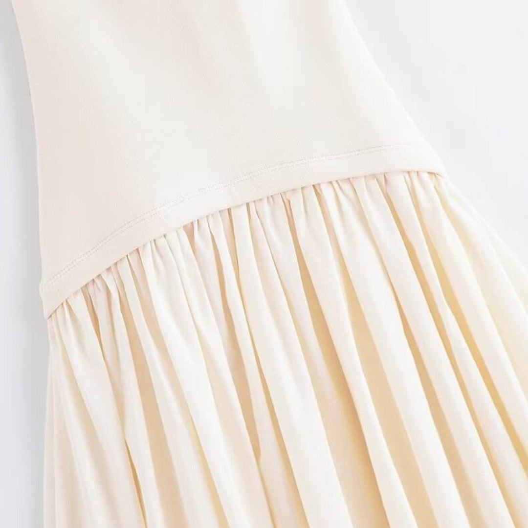 Vit ärmlös halterneckklänning med markerad midja och rynkad maxikjol