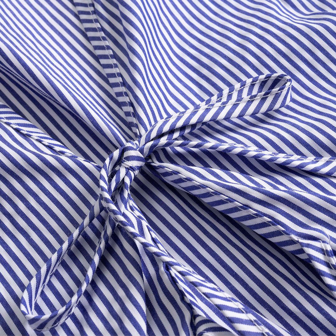 Blårandig topp med knytning framtill och broderade detaljer i fållen