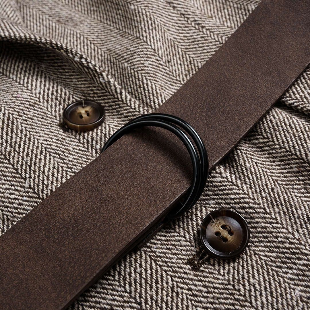 Brun skräddarsydd tweedkavaj med skärp och markerad midja för en tidlös kontorsstil
