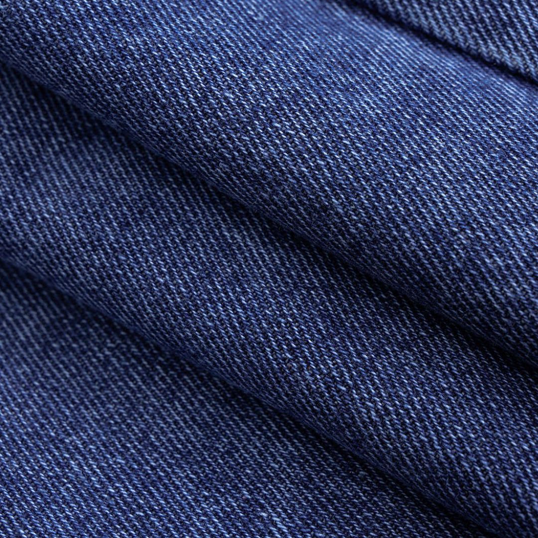 Ärmlös asymmetrisk jeansväst med markerade knappar och figurnära passform